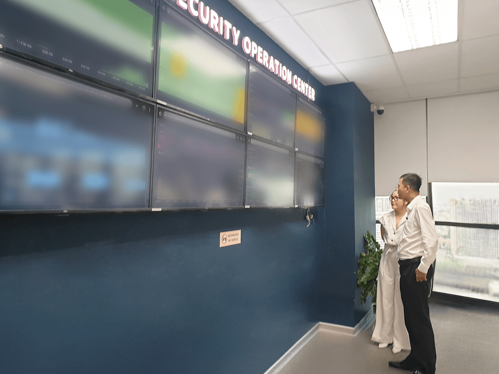 Tham quan Trung tâm giám sát bảo mật.png